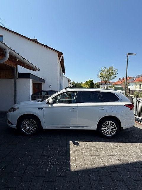 Weiß Gebraucht 2019 Mitsubishi Outlander P-HEV SUV | 16.700 € (Superpreis) - Bild 1/4