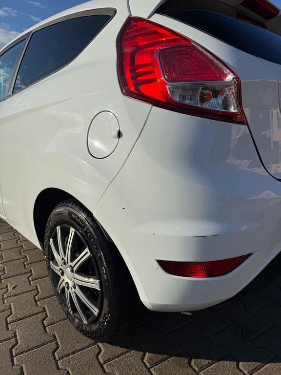 Gebraucht Ford Fiesta Ambiente 60 PS (44 kW) 2013 Weiß Kleinwagen