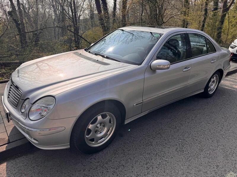 Silber Gebraucht 2002 Mercedes E320 Avantgarde Limousine | 2.900 € (Fairer Preis) - Bild 1/4