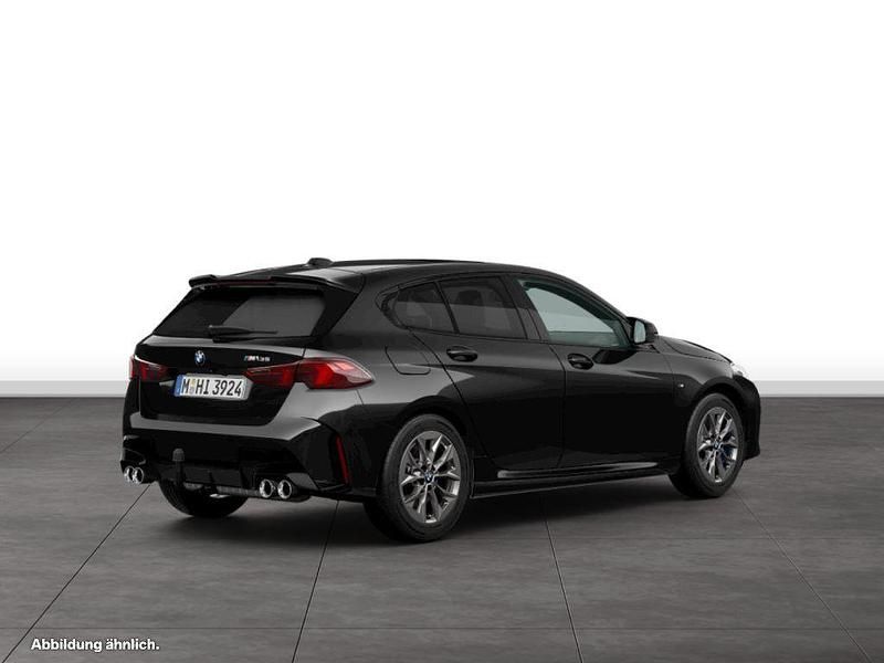 Black sapphire metallic Gebraucht 2025 BMW M135 Shadowline Kleinwagen | 49.214 € (Fairer Preis) - Bild 1/1