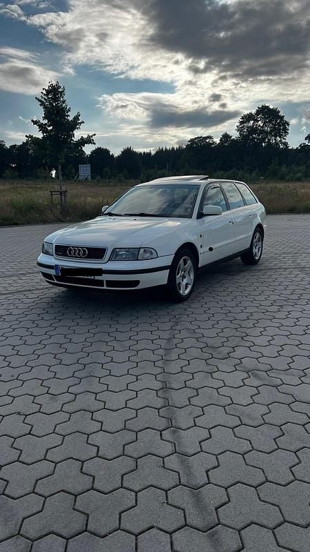 Weiß Gebraucht 1997 Audi A4 Kombi | 1.500 € (Guter Preis) - Bild 1/4