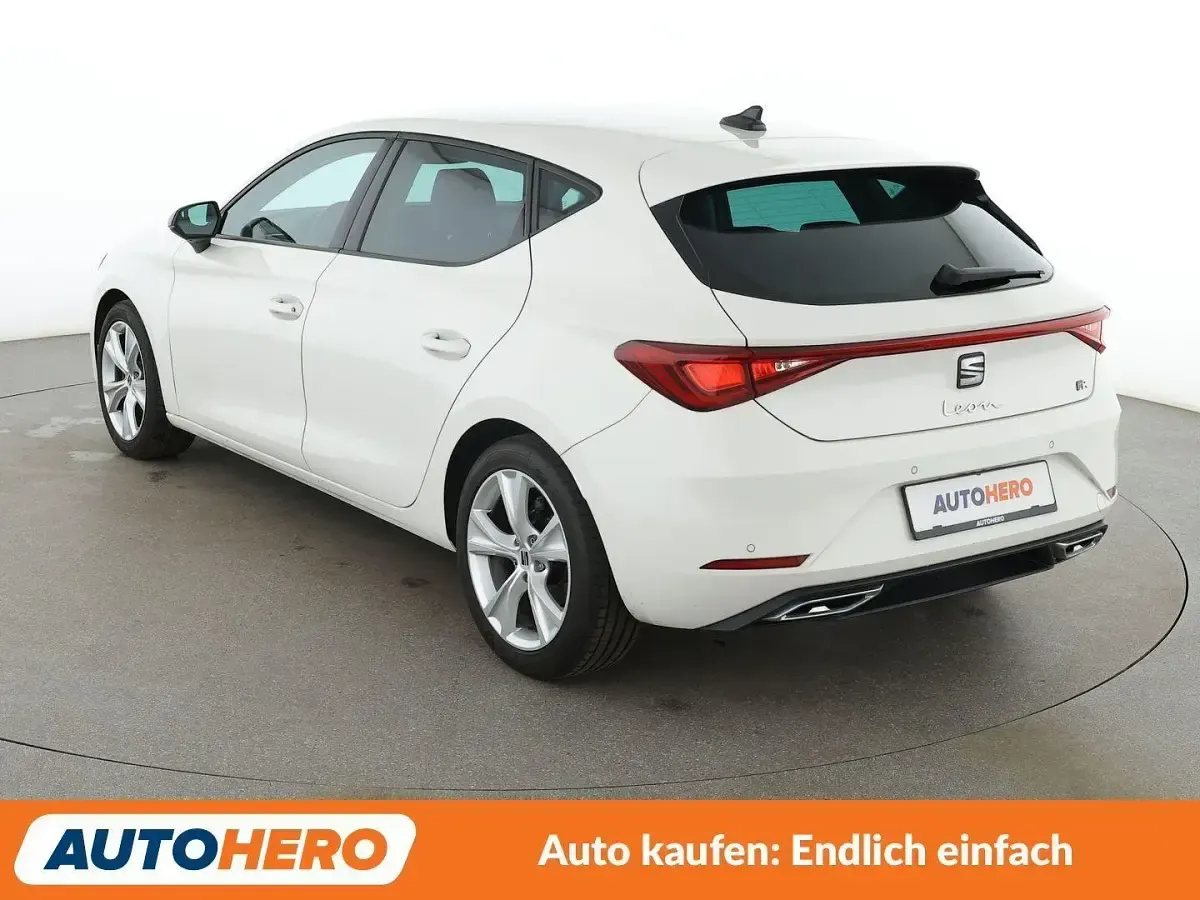 Używany Seat Leon FR 150 KM (110 kW) 2021 Biały Sedan/Limuzyna