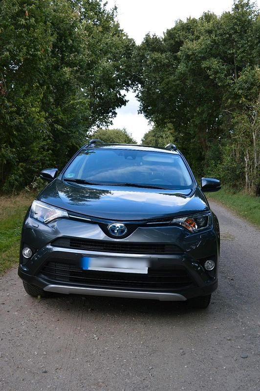 Grau Gebraucht 2017 Toyota RAV4 Hybrid SUV | 18.300 € (Fairer Preis) - Bild 1/4