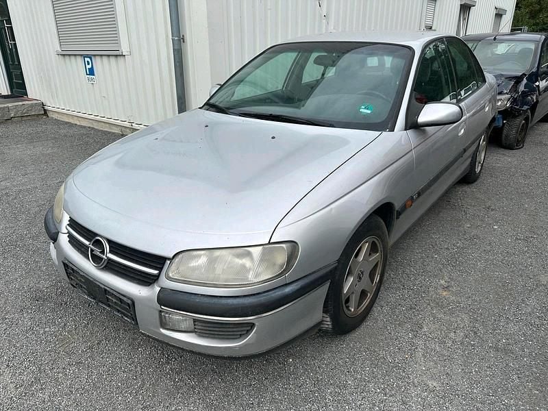 Grau Gebraucht 1997 Opel Omega Limousine | 850 € (Superpreis) - Bild 1/4
