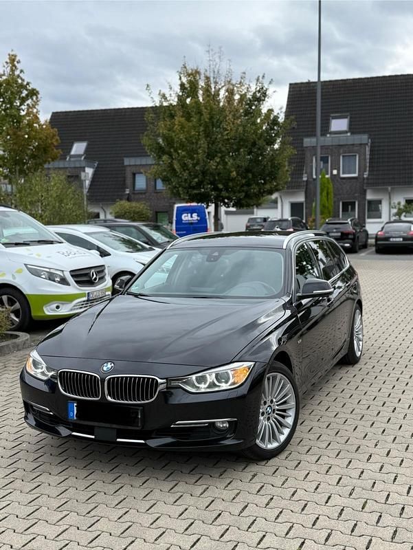 Schwarz Gebraucht 2013 BMW 330 Luxury Line Kombi | 9.280 € (Superpreis) - Bild 1/4