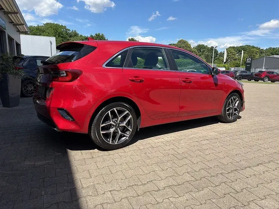 Gebraucht Kia Ceed Spirit 140 PS (102 kW) 2024 Rot Kleinwagen