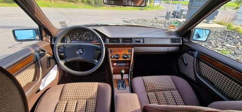 Gebraucht Mercedes E230 132 PS (97 kW) 1990 Grau Limousine