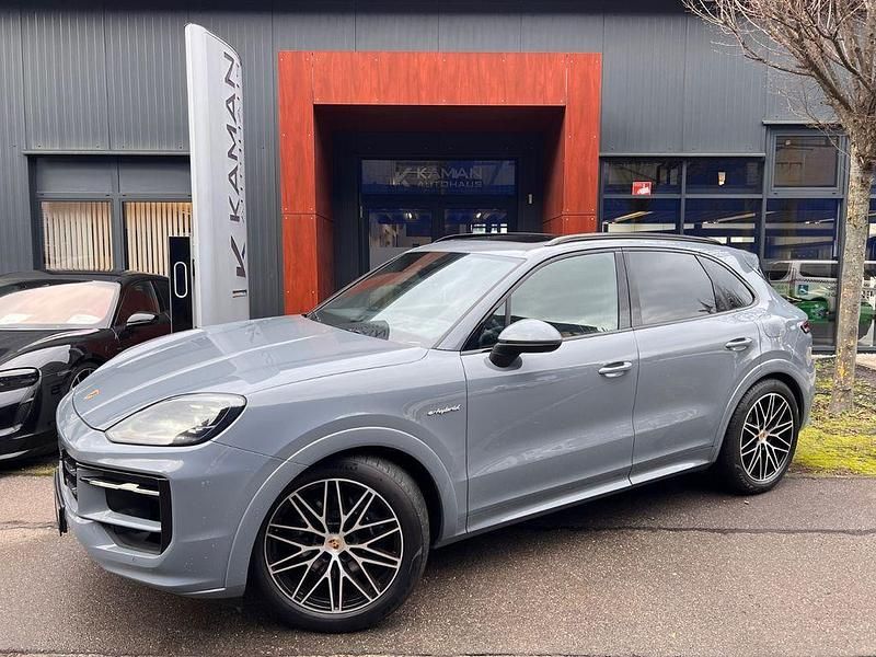 Grau Gebraucht 2024 Porsche Cayenne Sport SUV | 98.600 € (Fairer Preis) - Bild 1/4