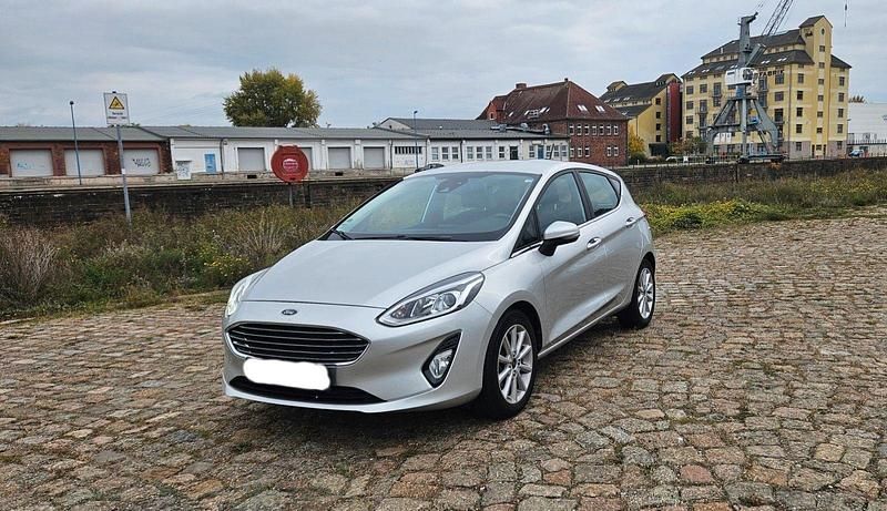 Silber Gebraucht 2017 Ford Fiesta Titanium Kleinwagen | 8.999 € (Fairer Preis) - Bild 1/4