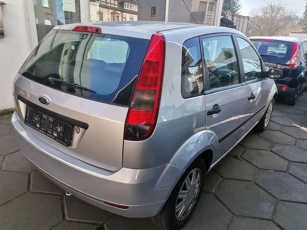 Gebraucht Ford Fiesta Trend 69 PS (50 kW) 2003 Silber Kleinwagen