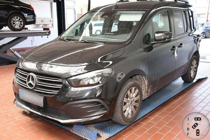 Schwarz Gebraucht 2023 Mercedes T180 Edition Van / Kleinbus | 24.990 € (Guter Preis) - Bild 1/4