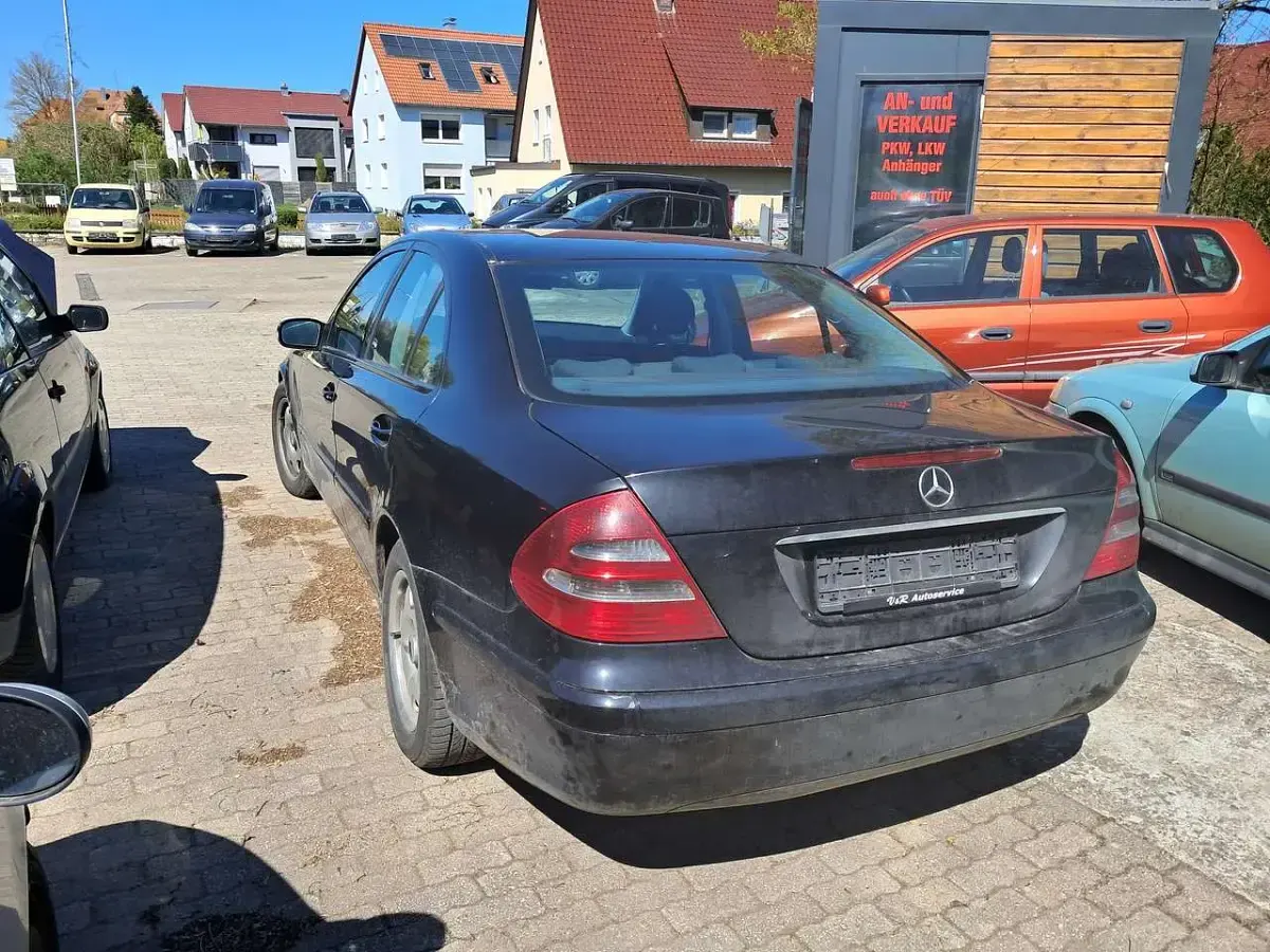 Gebraucht Mercedes E220 Avantgarde 150 PS (110 kW) 2003 Schwarz Limousine