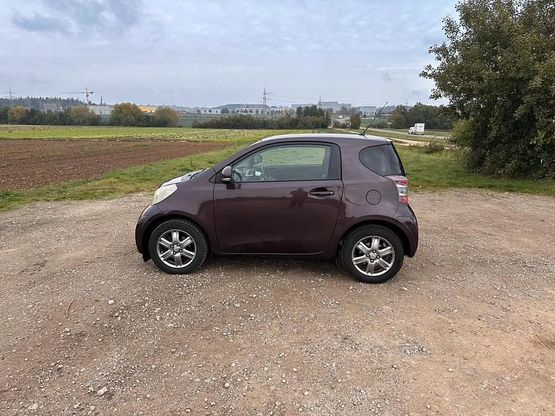 Rot Gebraucht 2009 Toyota iQ Kleinwagen | 3.400 € (Fairer Preis) - Bild 1/4