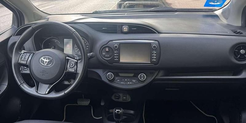 Gebraucht Toyota Yaris Hybrid Style 101 PS (74 kW) 2017 Weiß Kleinwagen