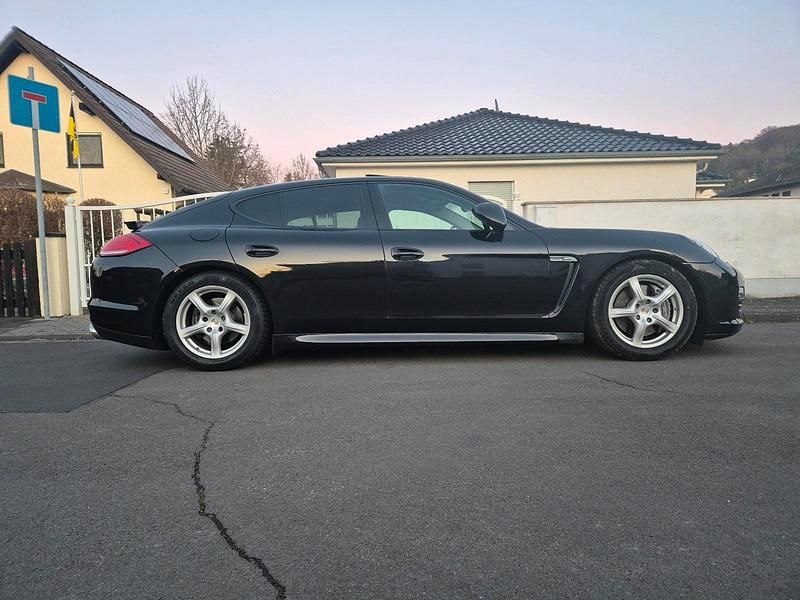 Second-hand Porsche Panamera 250 CP (183 kW) 2012 Negru Hatchback