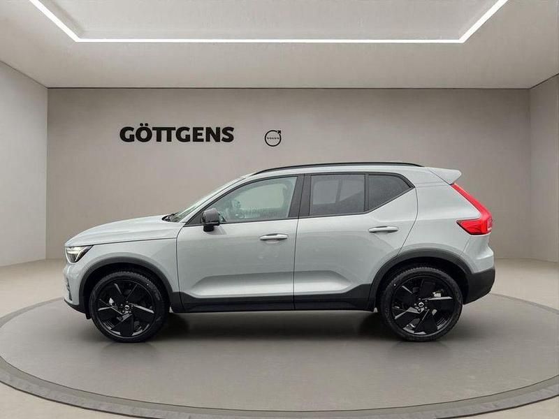 Neu Volvo XC40 Plus 163 PS (119 kW) 2025 Grau SUV