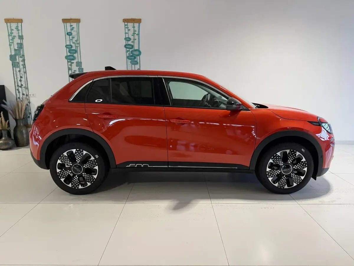 Neu Fiat 600 Dolcevita 145 PS (106 kW) 2026 572 sole orange SUV