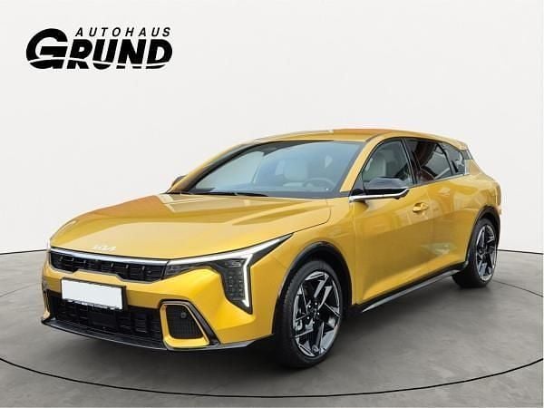 Gelb (sparkling gelb met.) Neu 2025 Kia K4 GT-Line Limousine | 35.990 € - Bild 1/4