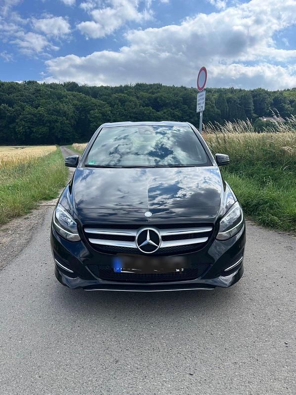 Schwarz Gebraucht 2017 Mercedes B250 Van / Kleinbus | 17.999 € (Fairer Preis) - Bild 1/4