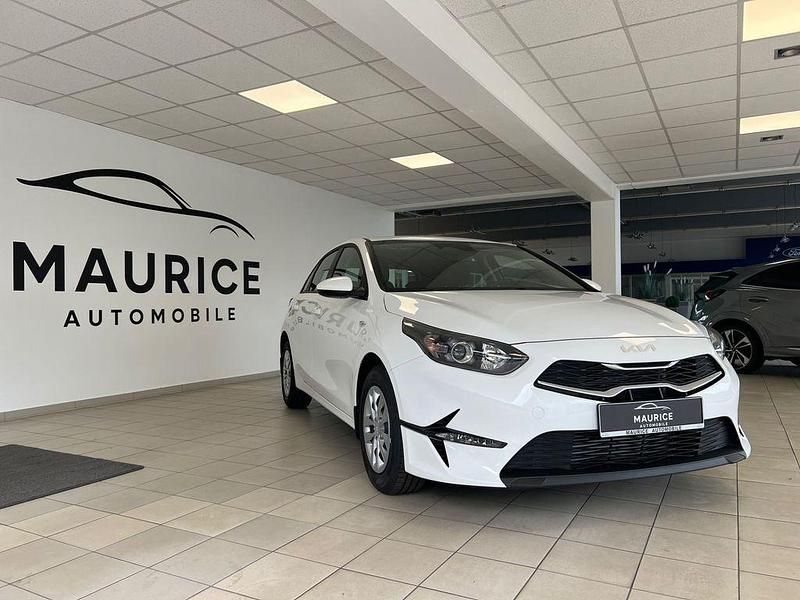 Weiß Neu 2025 Kia Ceed Vision Limousine | 24.890 € (Fairer Preis) - Bild 1/4