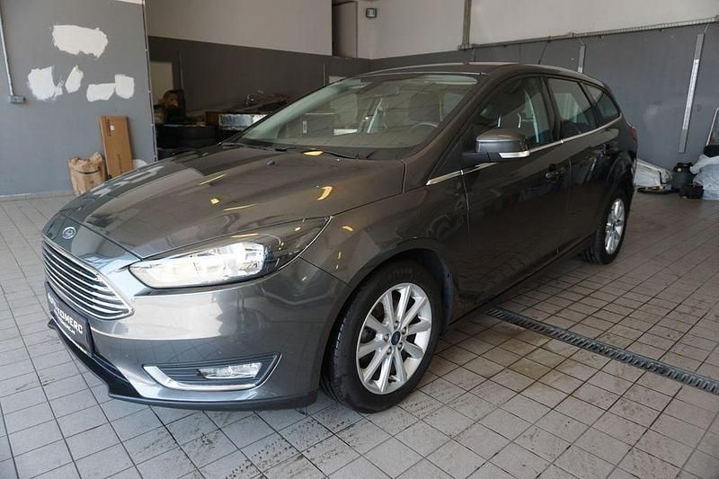 Grau Gebraucht 2016 Ford Focus Titanium Limousine | 5.900 € (Superpreis) - Bild 1/4
