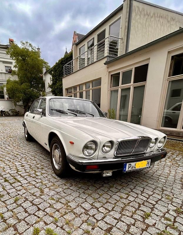 Weiß Gebraucht 1980 Jaguar XJ12 Limousine | 5.000 € - Bild 1/4