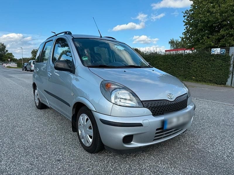 Silber Gebraucht 2000 Toyota Yaris Kombi | 3.400 € (Fairer Preis) - Bild 1/4