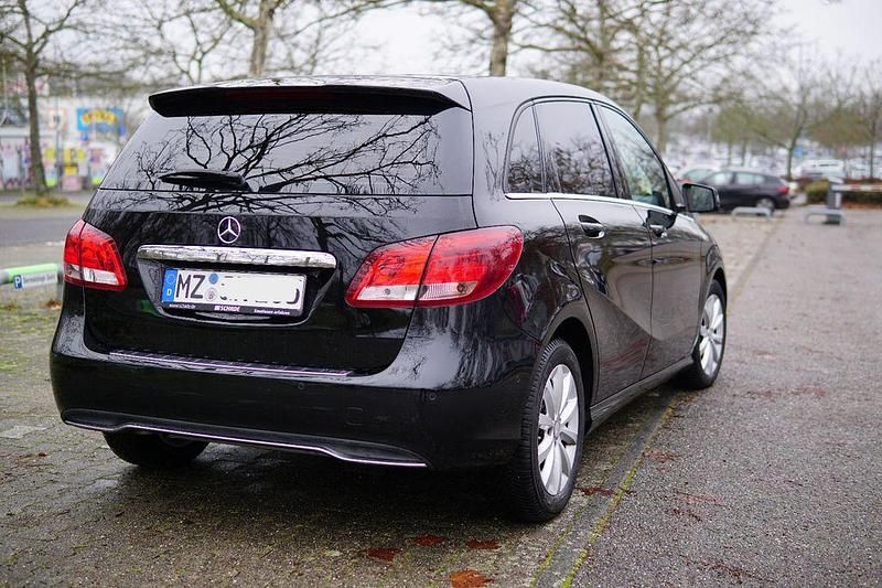 Gebraucht Mercedes 180 Style 122 PS (89 kW) 2017 Schwarz Limousine