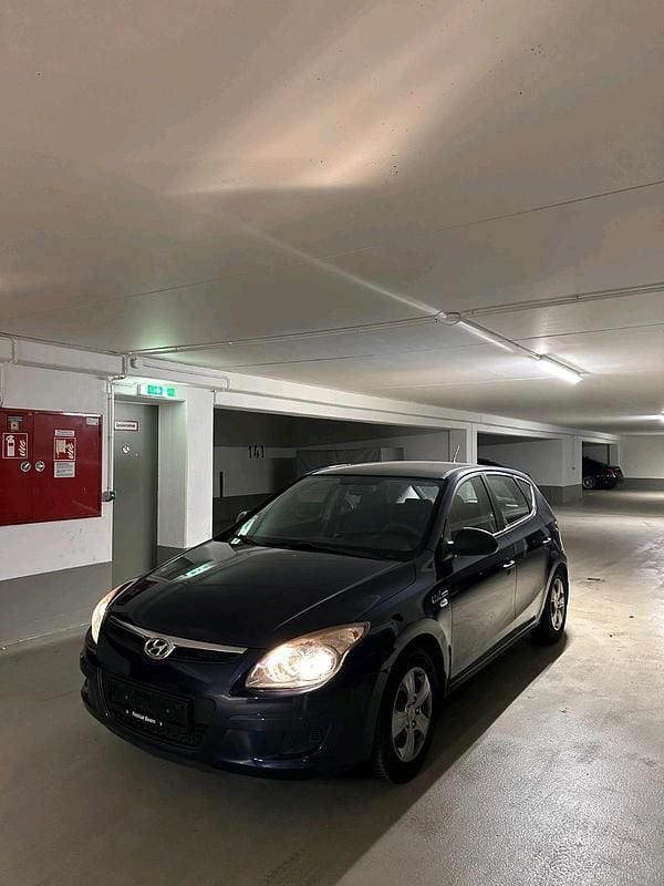 Blau Gebraucht 2010 Hyundai i30 Kleinwagen | 3.900 € (Fairer Preis) - Bild 1/4