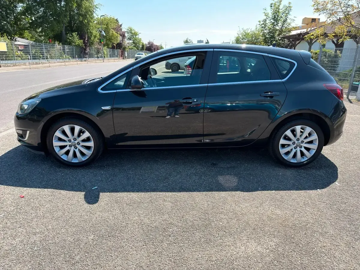 Gebraucht Opel Astra 101 PS (74 kW) 2014 Schwarz Limousine