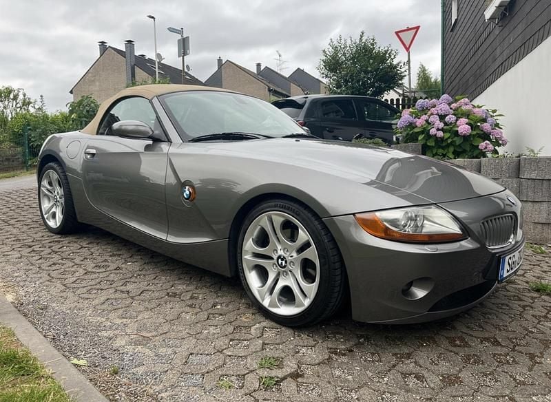 Grau Gebraucht 2003 BMW Z4 Cabrio | 9.250 € (Superpreis) - Bild 1/4