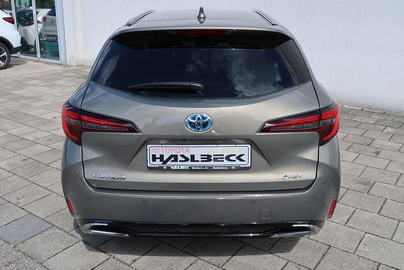 Neu Toyota Corolla 178 PS (130 kW) 2025 Manganbronze metallic Kombi
