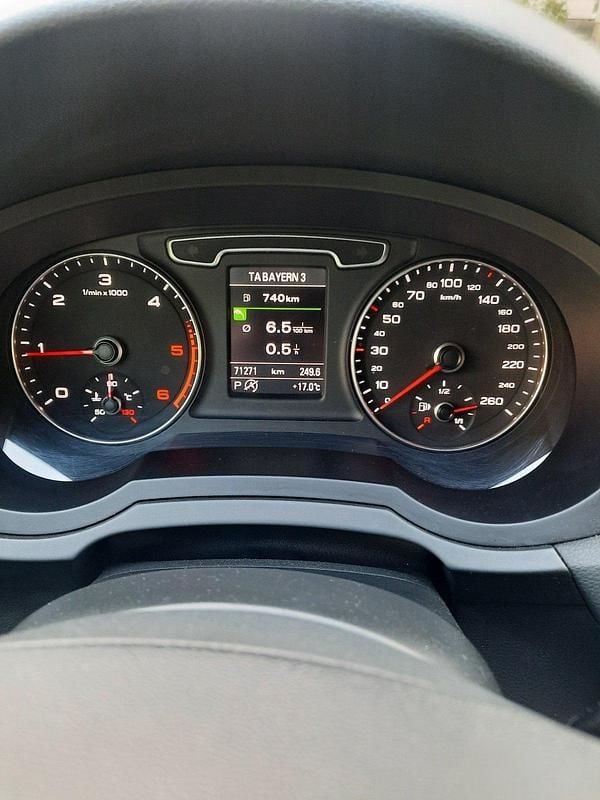 Grau Gebraucht 2013 Audi Q3 SUV | 16.500 € (Guter Preis) - Bild 1/4