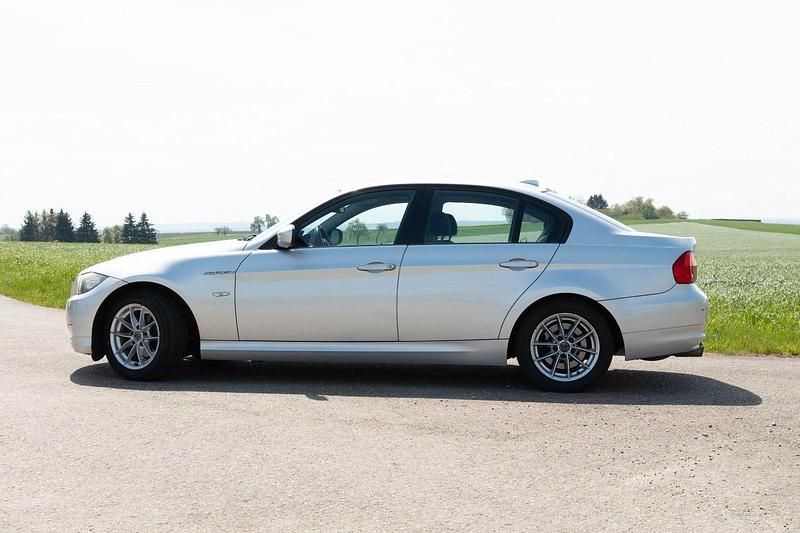 Gebraucht BMW 318 143 PS (105 kW) 2009 Silber Limousine