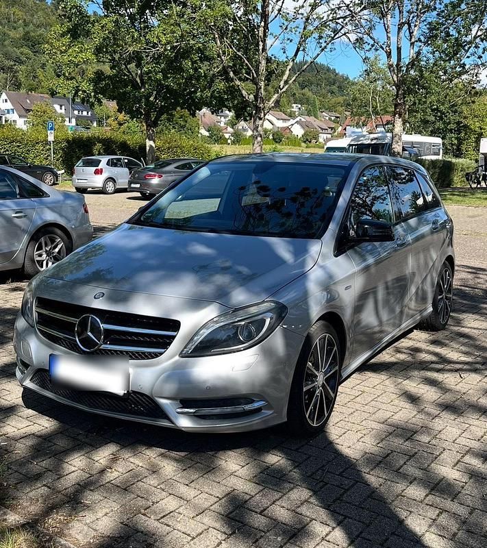 Grau Gebraucht 2012 Mercedes B200 Van / Kleinbus | 3.000 € - Bild 1/4