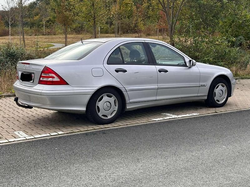 Gebraucht Mercedes C180 143 PS (105 kW) 2005 Brillantsilber  metalliclack Limousine