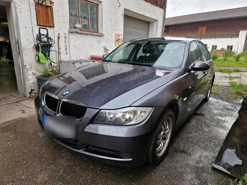 Silber Gebraucht 2007 BMW 318 Limousine | 3.790 € (Etwas zu teuer) - Bild 1/4