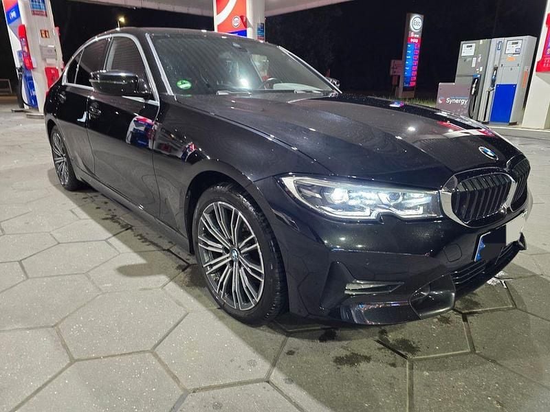 Schwarz Gebraucht 2021 BMW 320 Sport Line Limousine | 26.900 € (Guter Preis) - Bild 1/4