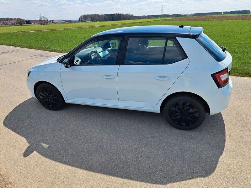Weiß Gebraucht 2015 Skoda Fabia Style Kleinwagen | 7.800 € (Fairer Preis) - Bild 1/4