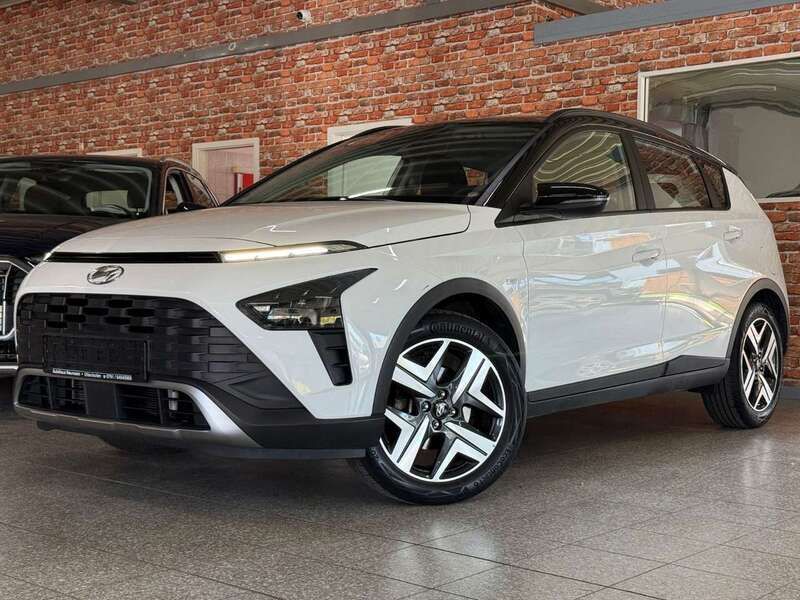 Polar white/ phantom black / s Gebraucht 2021 Hyundai Bayon Intro Edition SUV | 14.980 € (Superpreis) - Bild 1/4