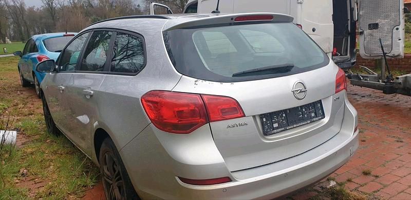 Gebraucht Opel Astra 110 PS (80 kW) 2012 Silber Limousine