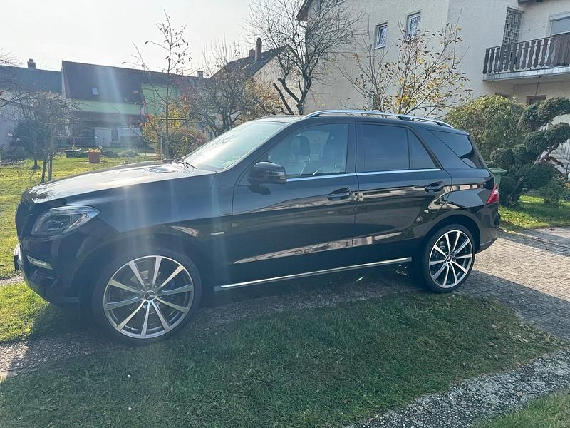 Schwarz Gebraucht 2012 Mercedes ML250 SUV | 20.750 € (Fairer Preis) - Bild 1/4