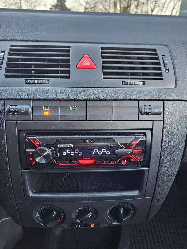 Gebraucht Skoda Fabia Ambiente 64 PS (47 kW) 2005 Flamenco rot metallic Kleinwagen