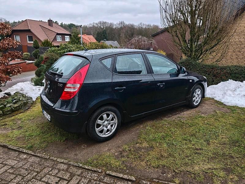 Schwarz Gebraucht 2011 Hyundai i30 Kleinwagen | 2.350 € (Fairer Preis) - Bild 1/4