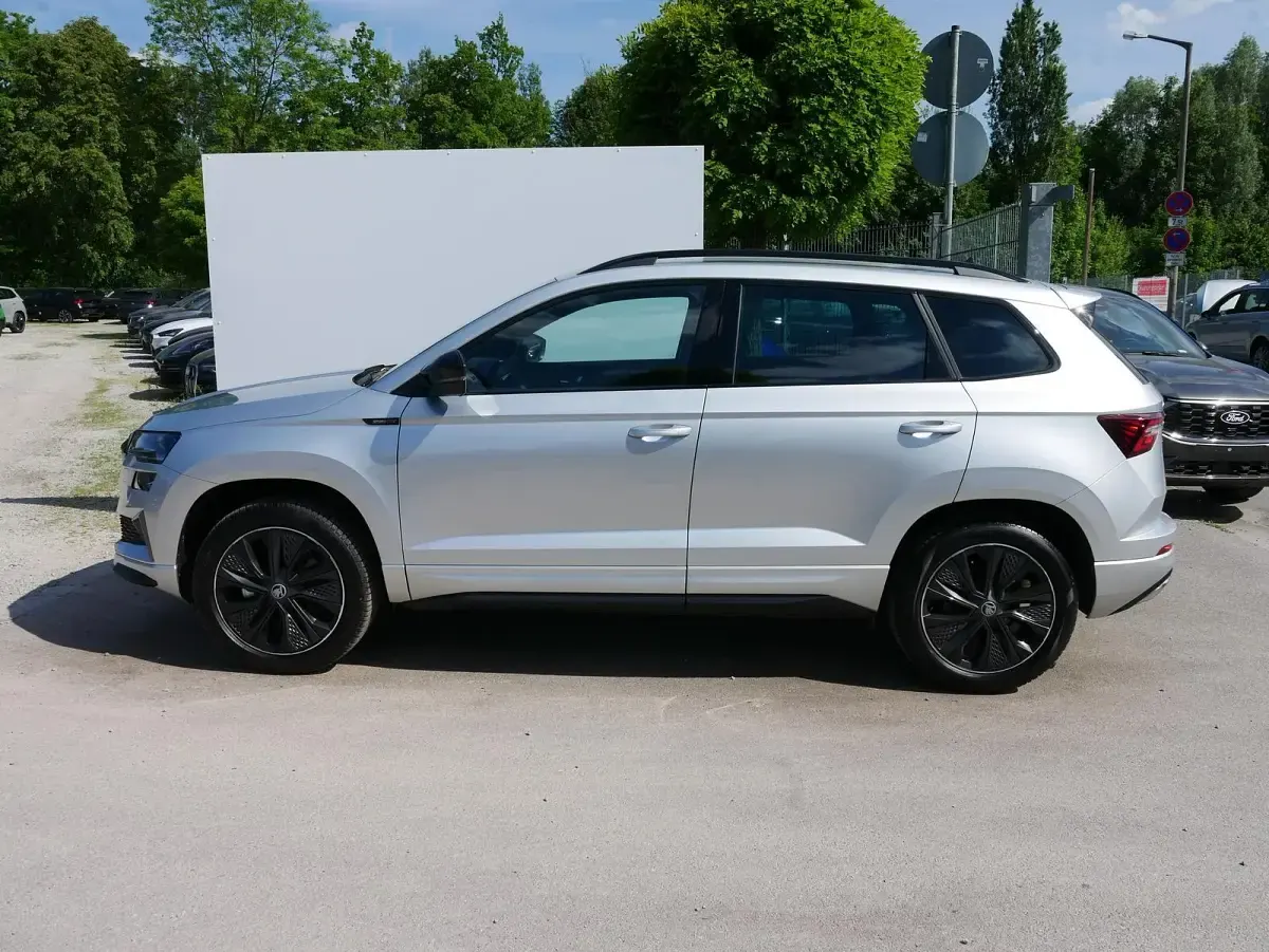 Neu Skoda Karoq SportLine 190 PS (139 kW) 2025 Brillant silber metallic SUV
