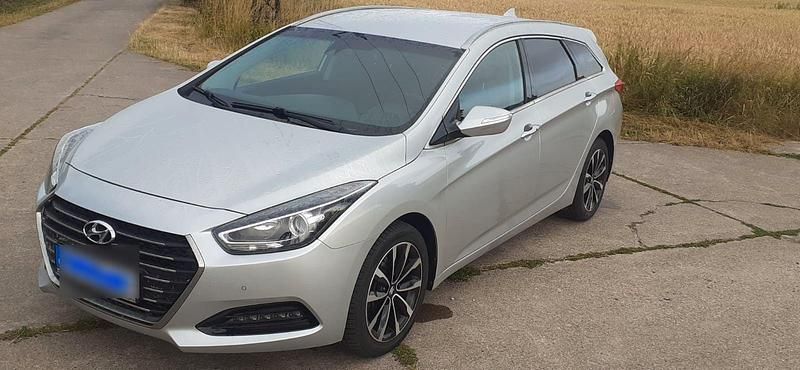 Grau Gebraucht 2016 Hyundai i40 Style Kombi | 11.275 € (Fairer Preis) - Bild 1/4
