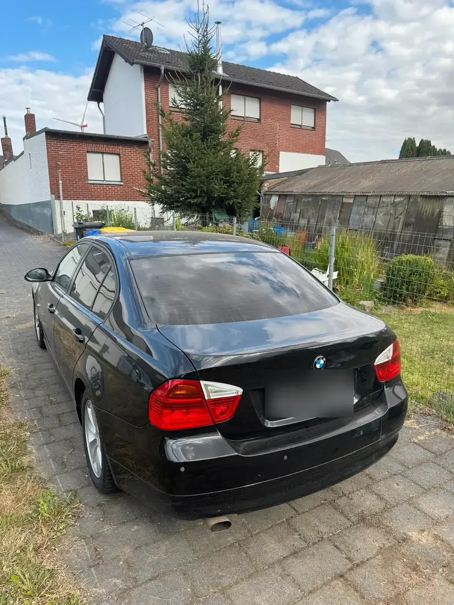 Gebraucht BMW 318 Basis 143 PS (105 kW) 2007 Schwarz Limousine