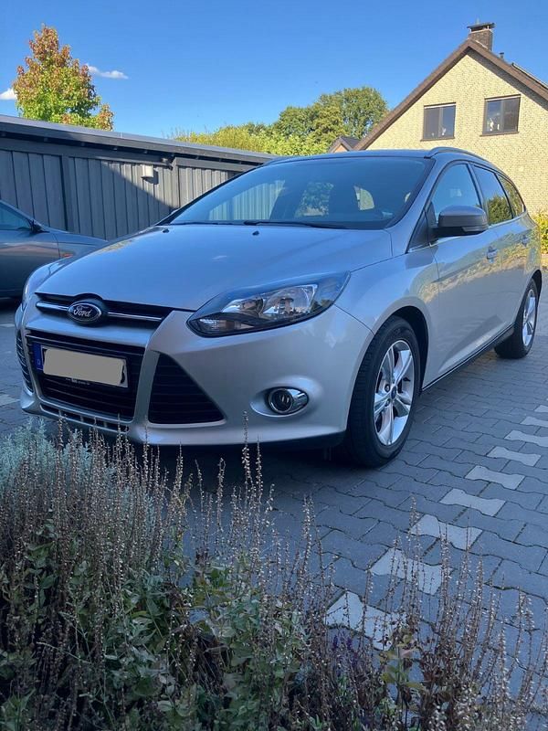 Silber Gebraucht 2012 Ford Focus Kombi | 3.990 € (Fairer Preis) - Bild 1/4