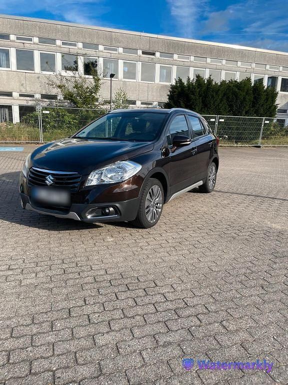 Braun Gebraucht 2016 Suzuki SX4 S-Cross SUV | 15.200 € (Teuer) - Bild 1/4