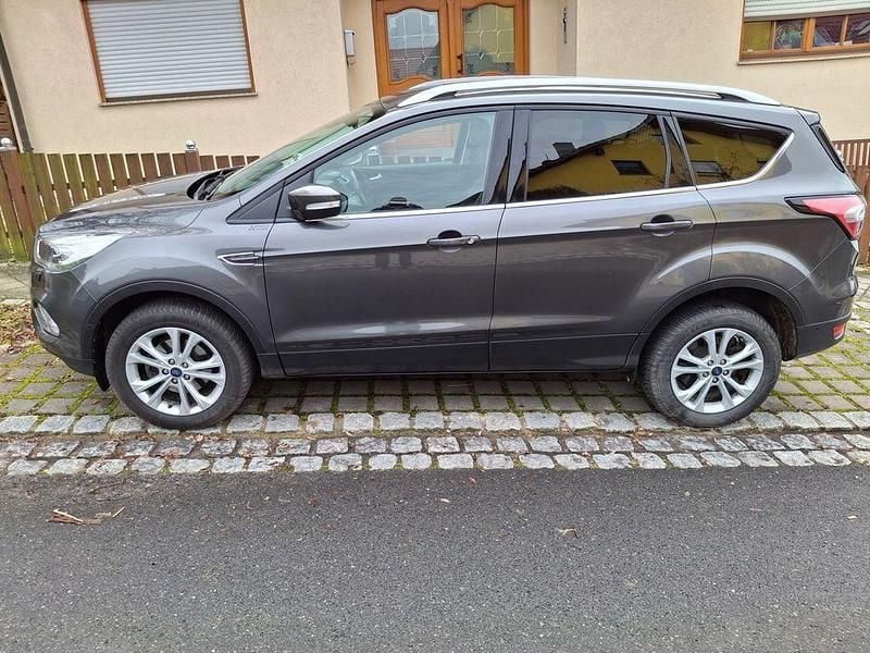 Gebraucht Ford Kuga Titanium 150 PS (110 kW) 2018 Grau SUV